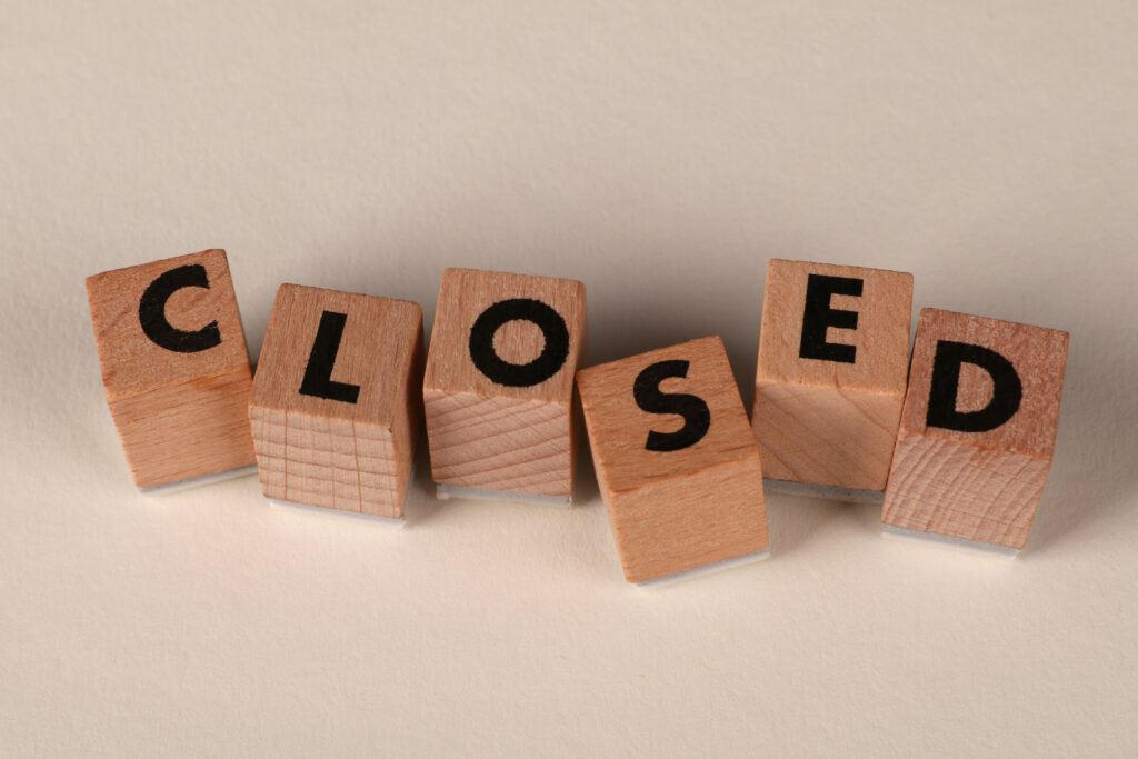 Holzblöcke mit Buchstaben, die das Wort "Closed" bilden