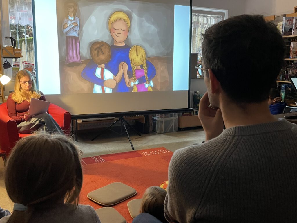 Ein Mädchen liest Kindern ein Märchen vor.